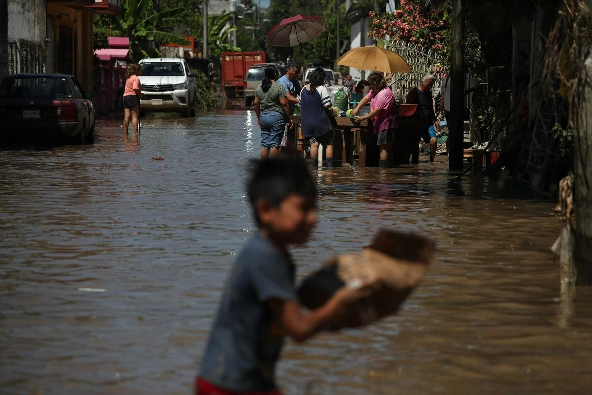 Inundaciones tras las lluvias en Salsipuedes, en la colonia 27 de Septiembre, en Poza Rica, Veracruz.