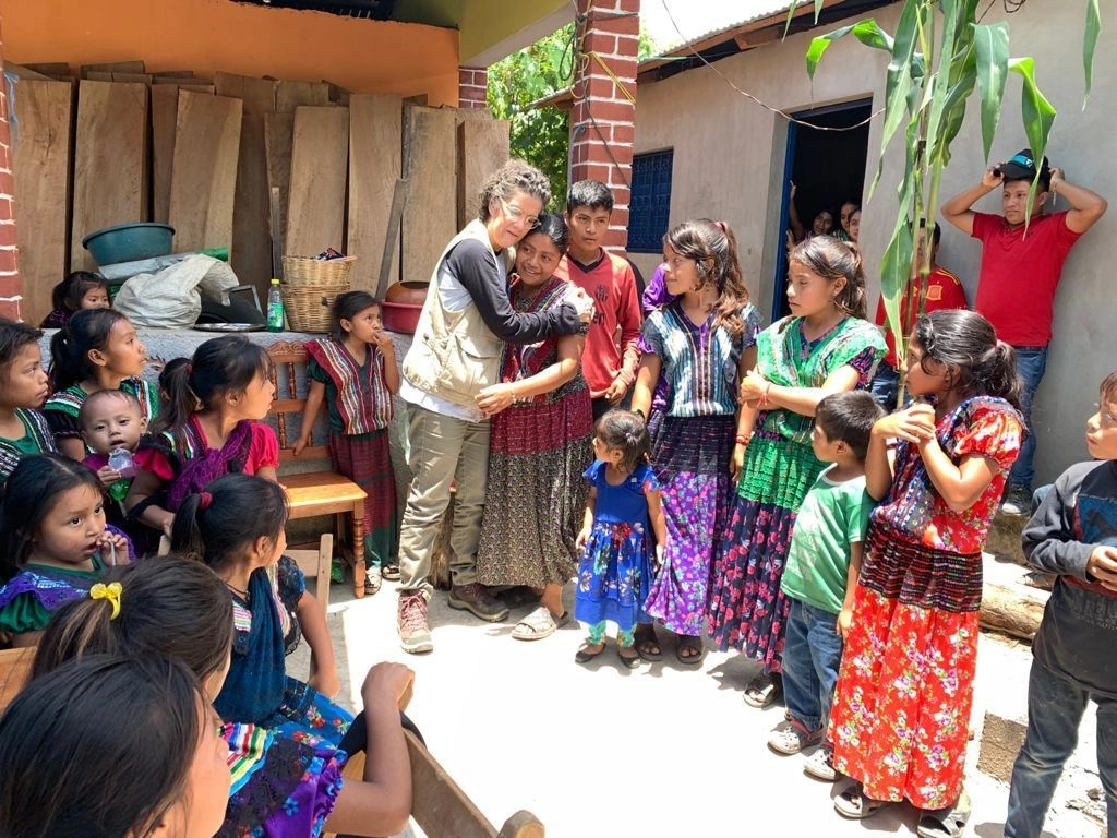 Niños y niñas durante la entrega de apoyos. Foto 'La Jornada'