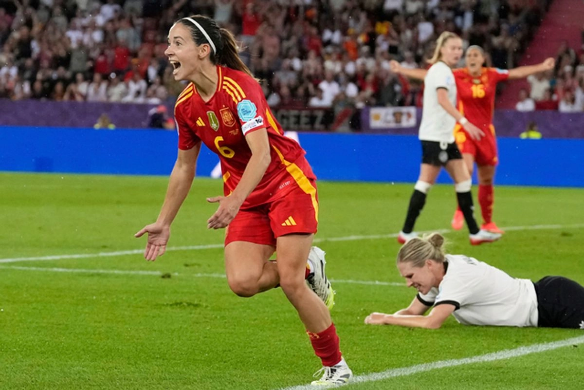 Aitana Bonmatí celebra su gol que lleva a España a la final de la Eurocopa femenina 2025