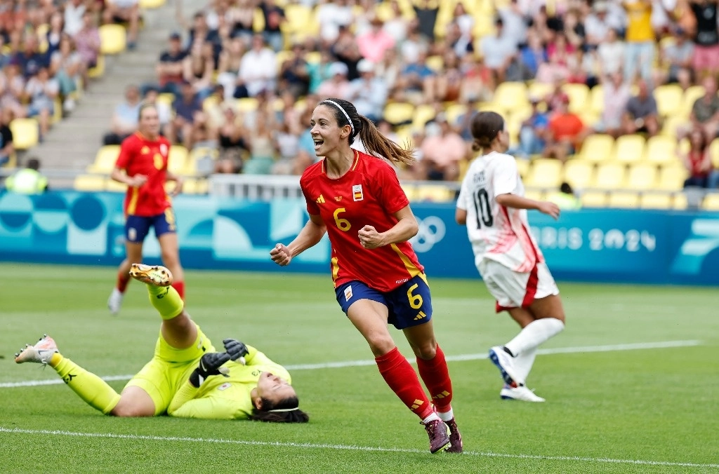 Con un gol y una asistencia, la estrella Aitana Bonmatí guió la remontada 2-1 de la todopoderosa España contra Japón en la apertura del torneo femenino de futbol de los Juegos Olímpicos, el 25 de julio de 2024. Foto Ap
