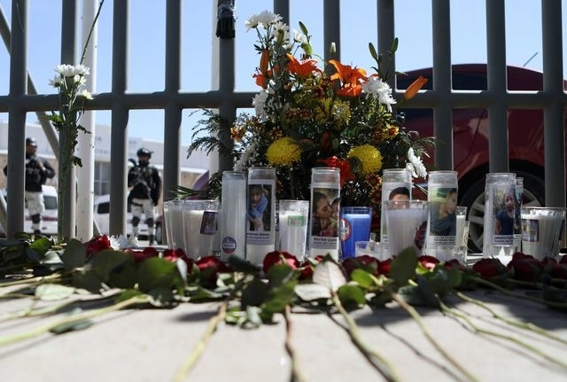 Familiares de víctimas colocaron veladoras en el lugar del siniestro. Foto Afp