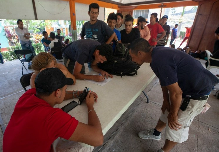 Migrantes hondureños realizan su registro en albergue Belén en Tapachula, Chiapas. Foto Víctor Camacho