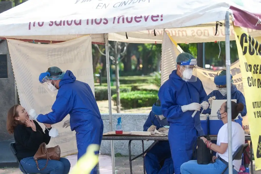 Personal médico realiza pruebas de detección de Covid-19, en un quiosco de salud instalado sobre la explanada de la alcaldía Benito Juárez, Ciudad de México. Foto Pablo Ramos