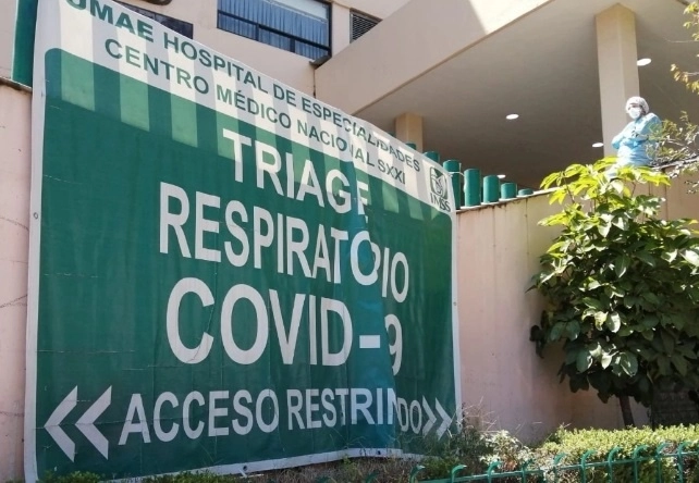 Señalización hacia el triage respiratorio covid-19 en el Hospital General de México. Foto Guillermo Sologuren / archivo
