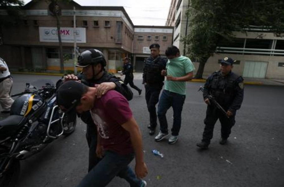 Los delitos en materia de armas, explosivos y otros materiales destructivos cometidos por adolescentes en México aumentaron 46.34 por ciento en 2022, informó el Inegi. Foto Alfredo Domínguez / Archivo 