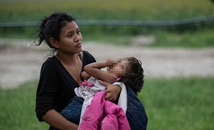 Con niños en brazos y cargando bolsas con sus pertenencias, una multitud de migrantes aguarda a lo largo de la frontera entre Estados Unidos y México para solicitar asilo, luego de que entraron en vigor las nuevas normas del Título 8. La Patrulla Fronteriza detuvo a alrededor de 6 mil 200 indocumentados que cruzaron a su territorio el viernes, un día después de que terminó el Título 42 impuesto por Trump durante la emergencia por covid-19, que permitía devolverlos a México antes de tramitar el asilo. La imagen, en Fronton, Texas. Foto Afp



