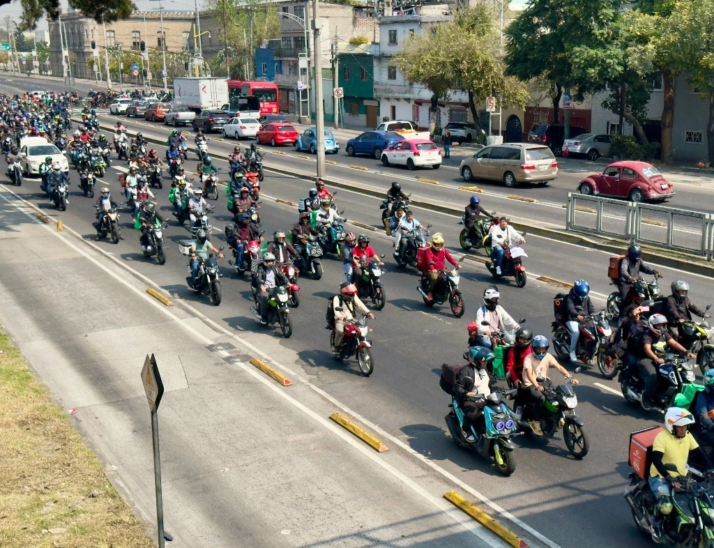 Repartidores en motocicletas de aplicaciones digitales realizan una rodada del Parque Lecumberri a la Cámara de Diputados en CDMX, el 30 de octubre de 2024. Foto Roberto García Ortiz