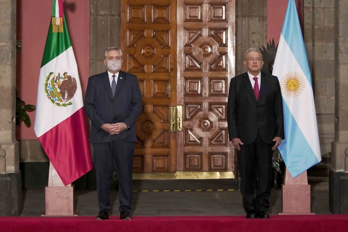 El presidente Andrés Manuel López Obrador recibe a su colega argentino, Alberto Fernández, en el Palacio Nacional, el 23 de febrero de 2021. Foto cortesía Presidencia