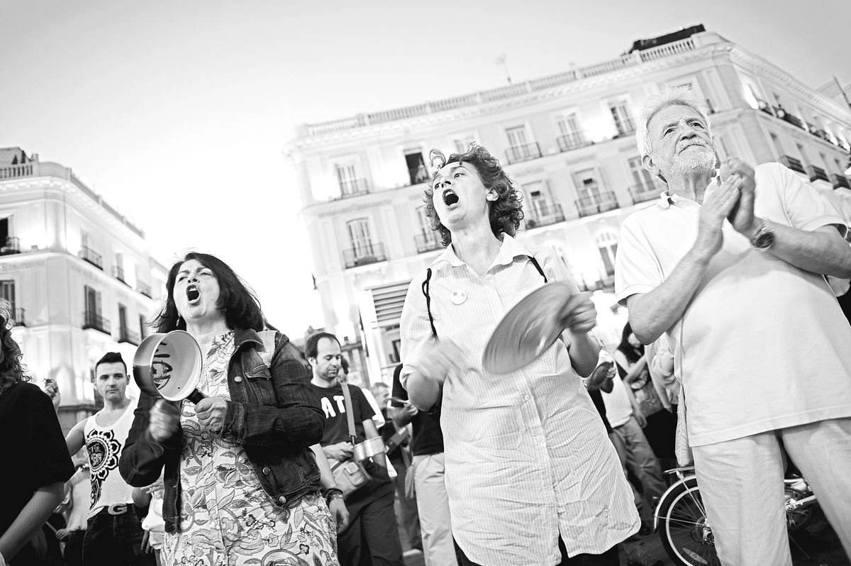 El crecimiento económico en España no se ha traducido en una reducción clara de la pobreza y la desigualdad; de hecho, una cuarta parte de la población está en riesgo de sufrir un mayor deterioro de su calidad de vida. La imagen, durante un 'cacerolazo' en Madrid en la crisis de 2012.