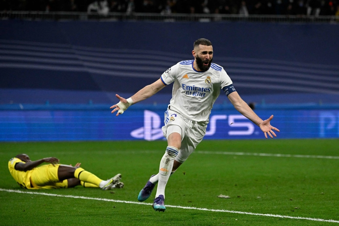 Karim Benzema, de nueva cuenta, se convirtió ayer en el verdugo de los Blues al anotar el tanto que dio al Madrid el pase a semifinales. Foto Afp