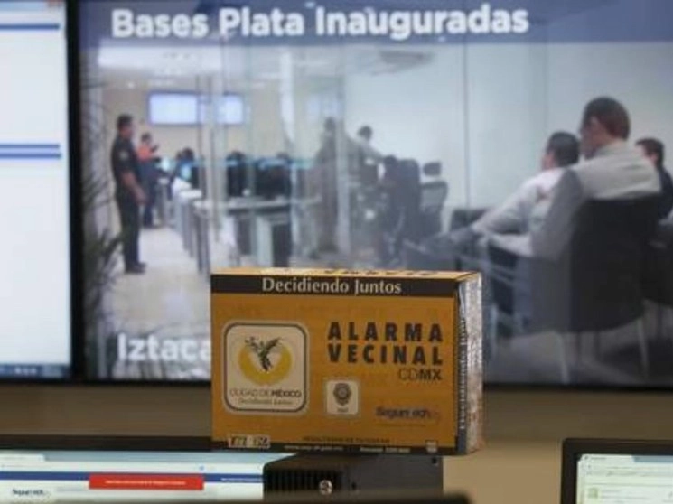 Más de 500 mil alarmas vecinales, por las que la administración anterior erogó 2 mil 318 millones 950 mil pesos, fueron sustituidas por el nuevo sistema de alertas del programa Mi Calle del gobierno actual. Foto Cristina Rodríguez