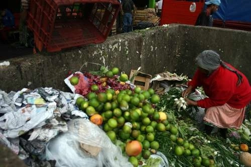Una pepenadora en la Central de Abastos de la CDMX. Foto Jesús Villaseca / Archivo
