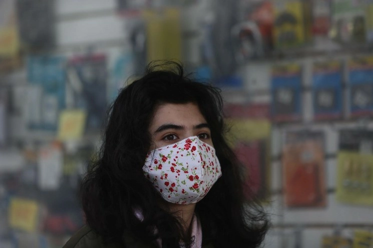 Una persona porta una mascarilla mientras camina en una calle, en la ciudad de Chillán, en la región de Ñuble, Chile, el 25 de abril de 2020. Foto Xinhua