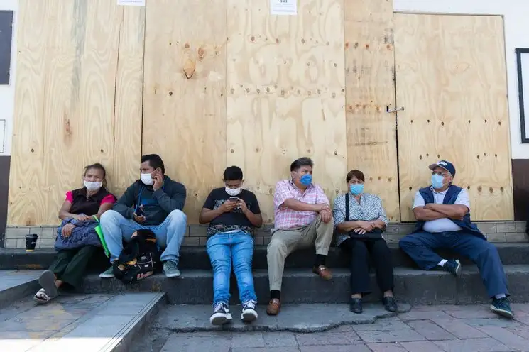 Familiares de un paciente con coronavirus del Hospital General esperan afuera, en la colonia Doctores, de la Ciudad de México. Foto Pablo Ramos