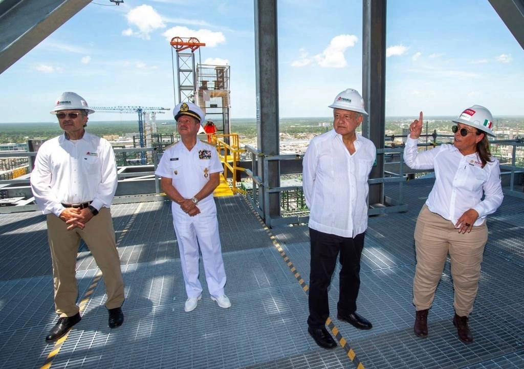 El director de Pemex, Octavio Romero; el secretario de Marina, Rafael Ojeda; el presidente Andrés Manuel López Obrador; y la secretaria de Energía, Rocío Nahle, en la refinería de Dos Bocas, en Paraíso, Tabasco, el 1 de julio de 2022. Foto cortesía Presidencia 