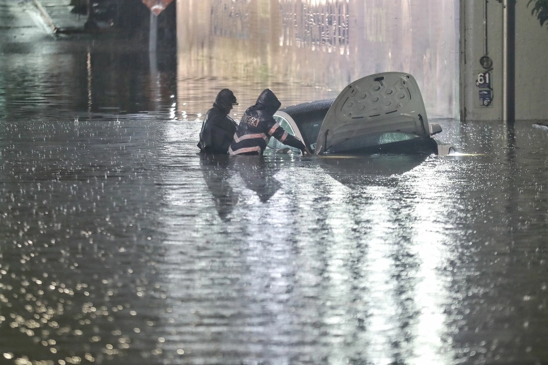 Vehículo varado tras una intensa lluvia en la Ciudad de México. Foto Marco Peláez / Archivo