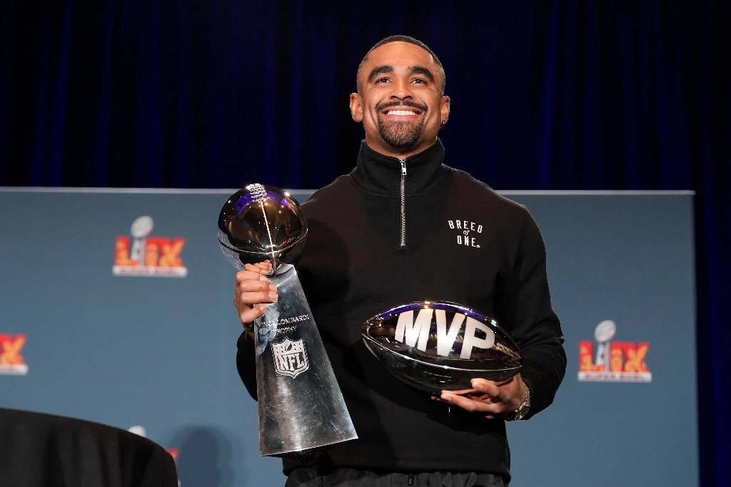El mariscal de campo de Filadelfia, Jalen Hurts, sonrió mientras sostenía el Trofeo Lombardi en su mano derecha y el trofeo de Jugador Más Valioso del 'Super Bowl' en su mano izquierda, reflexionando sobre todo lo que ha pasado para alcanzar la cima del éxito. Foto Ap