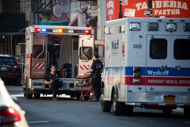 Paramédicos esperan órdenes afuera de un hospital de Nueva York. Foto Xinhua