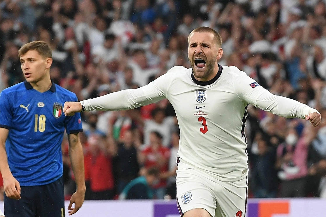 Luke Shaw celebra el gol tempranero que anotó contra Italia en la final de la Eurocopa. Foto Afp 