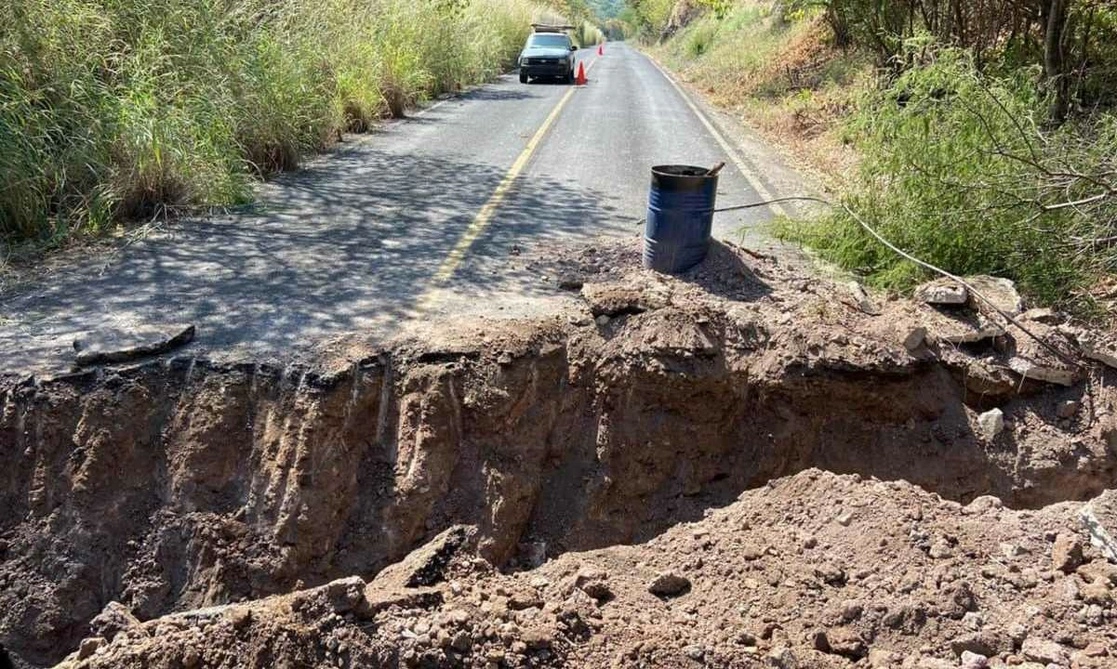 resuntos integrantes del grupo delictivo Los Viagras rompieron el asfalto en la vialidad que comunica los municipios de Tepalcatepec y Coalcomán, en Michoacán. Foto tomada del Twitter @DannyRangelGDL / Archivo