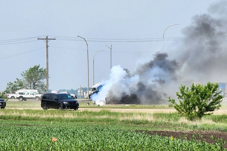 El accidente que dejó al menos 10 muertos ocurrió en la provincia canadiende de Manitoba, el 15 de junio de 2023. Foto Ap
