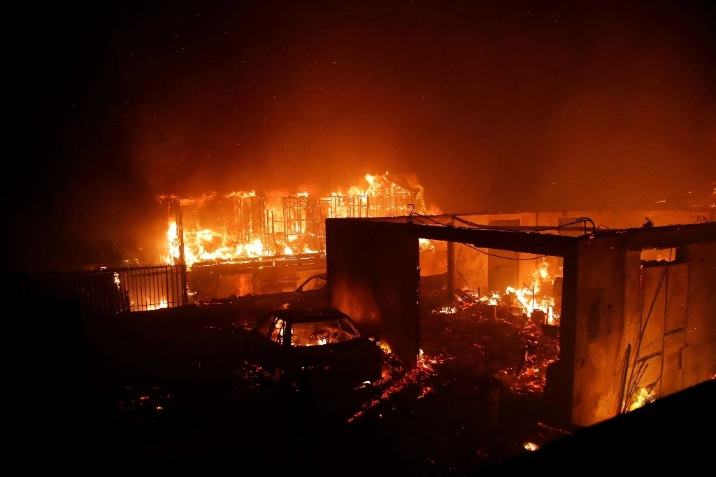 Vehículos y casas arden durante un incendio en Viña del Mar, Chile, el 2 de febrero de 2024. Foto Afp
