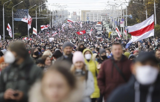 Miles de personas desafiaron las amenazas del Gobierno y salieron a las calles de Bielorrusia exigiendo la renuncia del presidente Lukashenko. Foto Ap