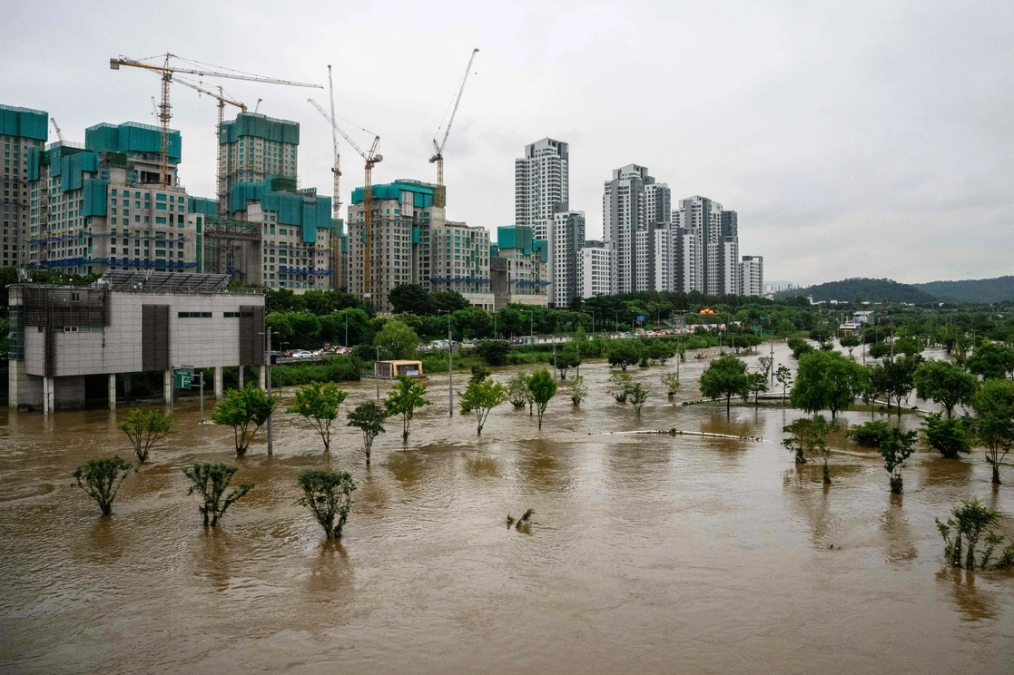 Las lluvias e inundaciones han dejado, al menos, seis muertos en Seúl, capital de Corea del Sur. Foto Afp
