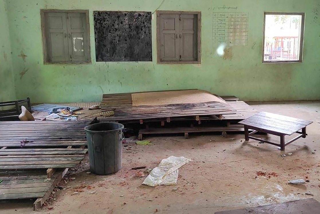 Aspectos del impacto del bombardeo sobre una escuela al norte de Myanmar, que dejó al menos a 11 niños fallecidos. Foto Afp.