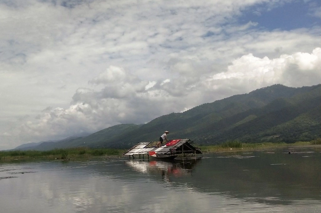 Hombre secando artículos en una zona inundada en el lago Inle, en el estado de Shan, en el sur de Myanmar. El tifón 'Yagi' provocó un colosal diluvio de lluvia que inundó una franja del norte de Vietnam, Laos, Tailandia y Myanmar, provocando deslizamientos de tierra mortales e inundaciones generalizadas de ríos. Foto AFP