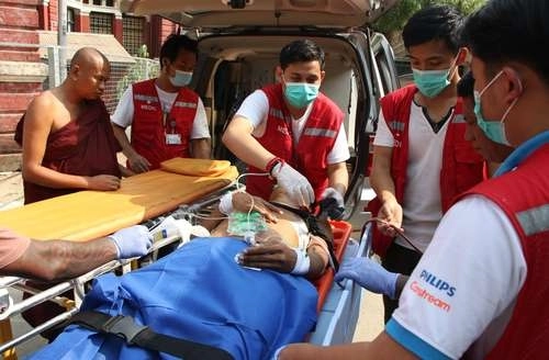 Un manifestante antigolpista es ingresado en un hospital del municipio de Latha, en Rangún. Foto Ap