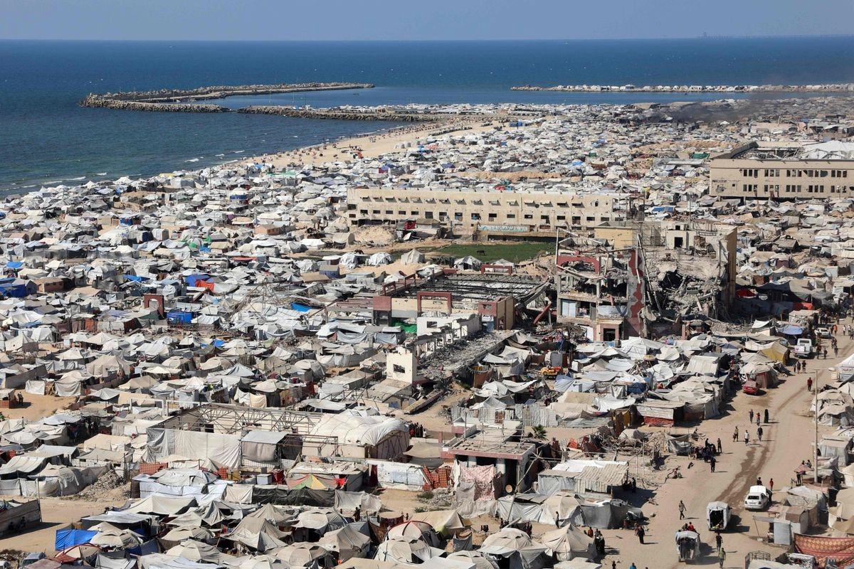 Tiendas de campaña y refugios para palestinos desplazados a lo largo de la playa cerca del puerto marítimo en el oeste de la ciudad de Gaza, el 19 de julio de 2025.