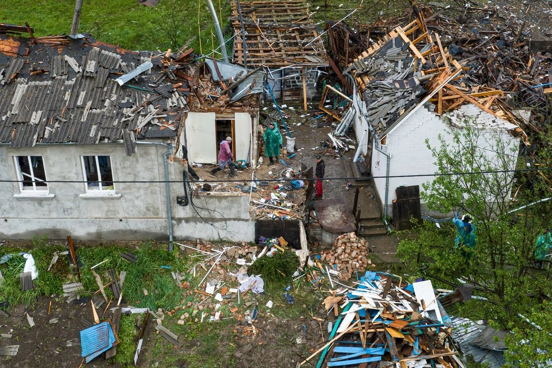 Personas retiran los escombros de viviendas destruidas por un ataque ruso en Korostyshiv, región de Zhytomyr, Ucrania, el domingo 25 de mayo de 2025. Foto 