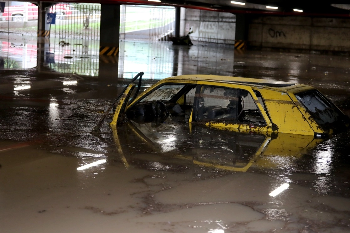 Vehículos quedaron en el estacionamiento de la Bodega Aurrerá Xalostoc, en Ecatepec, el 7 de septiembre de 2021. Foto Roberto García Ortiz