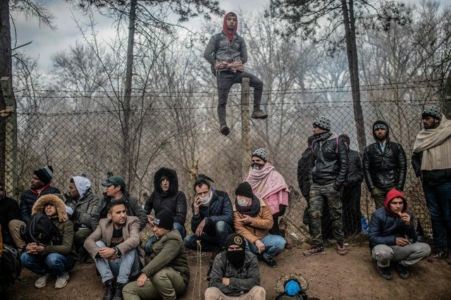 Al menos 13 mil migrantes se encontraban en la frontera entre Grecia y Turquía tras las amenazas proferidas por el presidente turco, Recep Tayyip Erdogan, de dejar salir a los refugiados que quieran llegar a Europa, anunció la ONU. Foto Afp