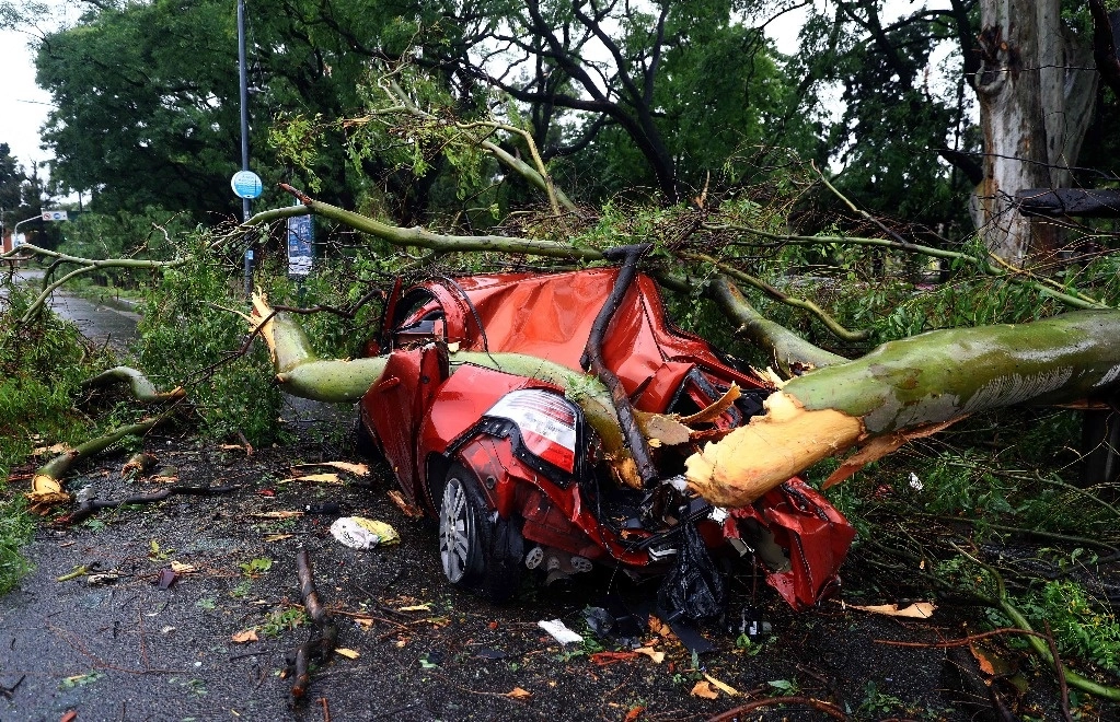 En la ciudad portuaria de Bahía Blanca, al suroeste de Buenos Aires, la poderosa tormenta provocó la muerte de al menos 13 personas, luego de que se desplomara el techo de un club deportivo. Foto Afp