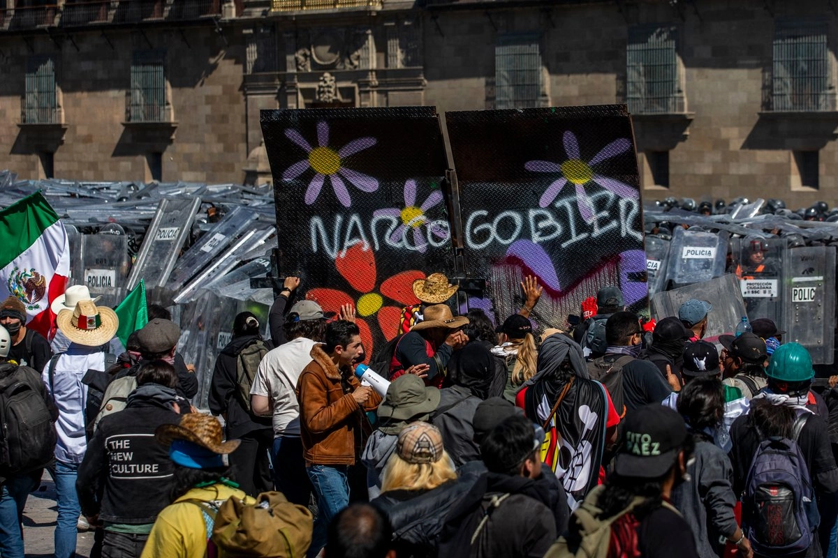 Durante la marcha de la Generación Z se registraron actos de violencia y vandalismo en el Zócalo capitalino, el 15 de noviembre de 2025. Foto 