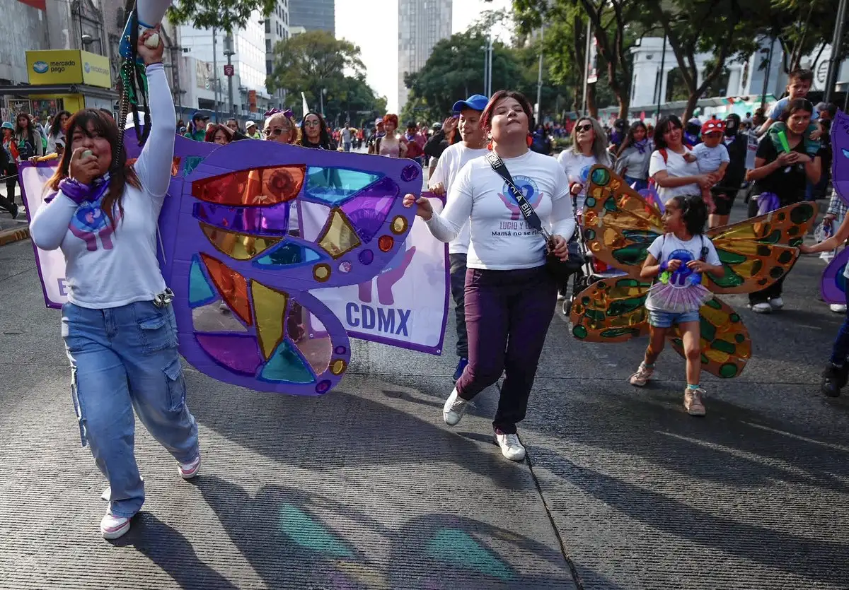 La marcha del 25N, a su paso por la Glorieta de las Mujeres que Luchan, sobre Paseo de la Reforma. Foto 