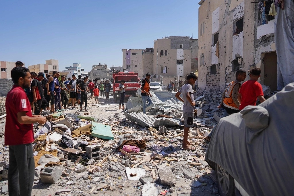 Miembros de la Defensa Civil Palestina inspeccionan una casa dañada que fue alcanzada por un bombardeo israelí en Khan Yunis, en el sur de la Franja de Gaza, el 16 de julio de 2024. Foto Afp