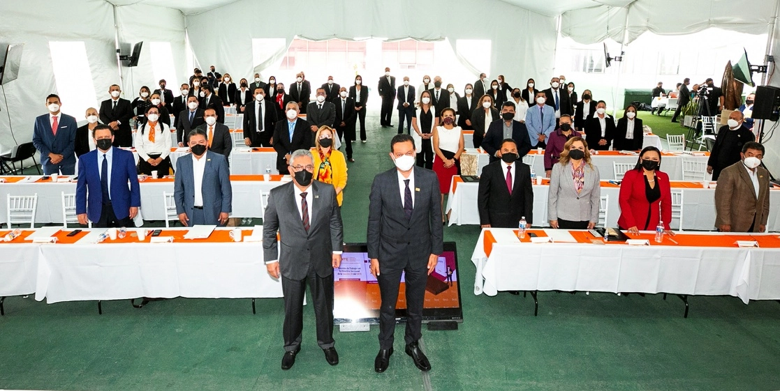 Alfonso Cepeda y la dirigencia de la sección 39 en Colima.Foto SNTE