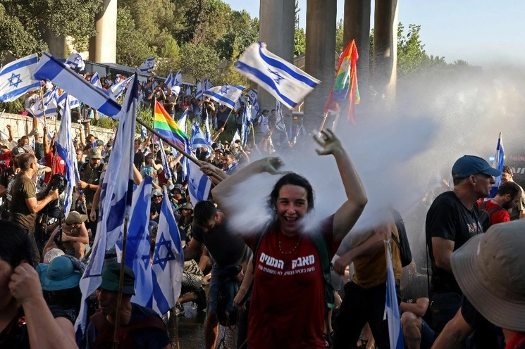 Al menos cinco manifestantes resultaron con heridas leves. Foto Afp