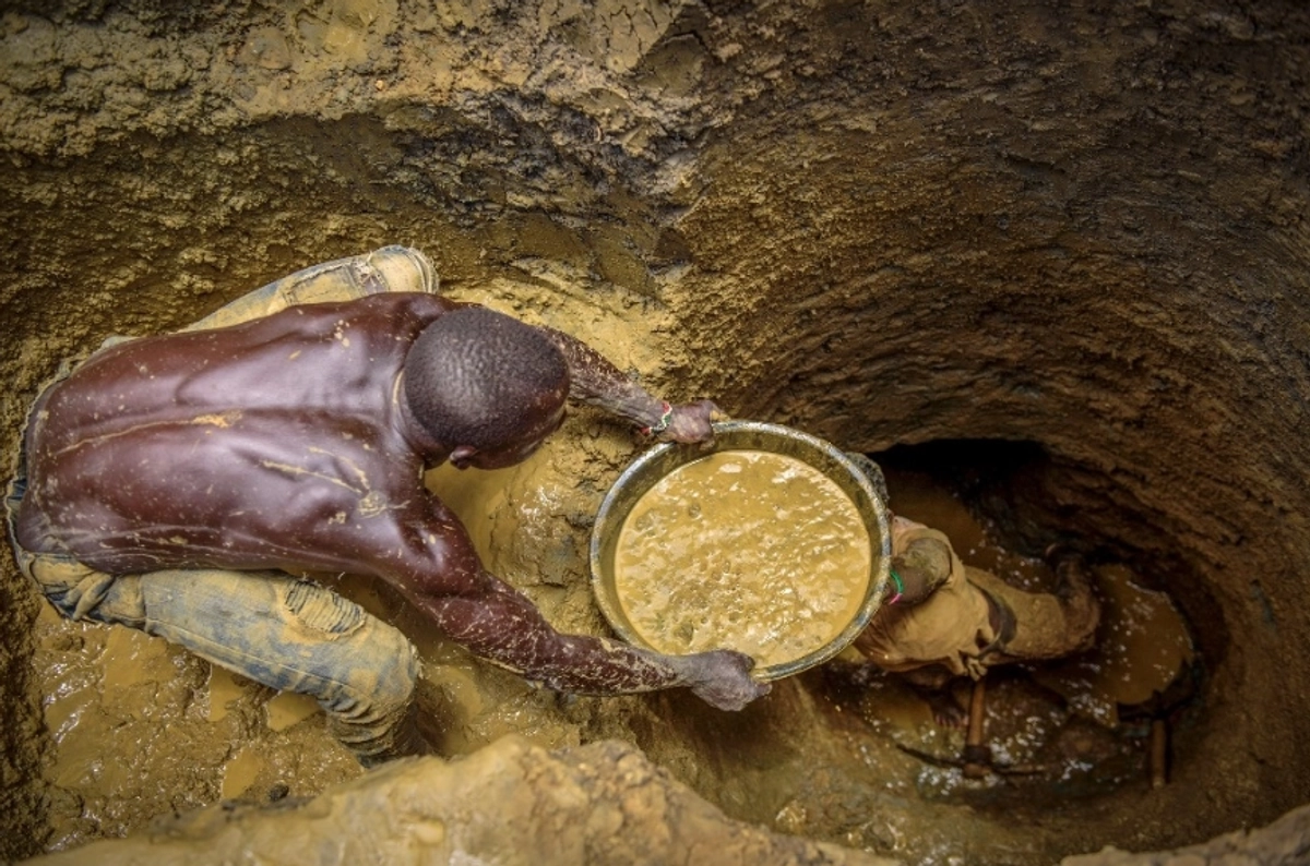 El jueves por la mañana, una roca se derrumbó sobre una mina ilegal a causa de las fuertes lluvias caídas en los alrededores de la aldea de Kadauri, en el distrito de Maru, según las fuentes.