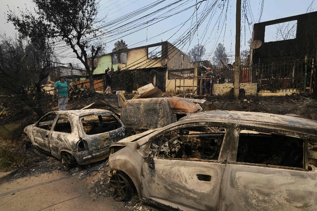 Casas y vehículos quemados luego del incendio que afectó los cerros de la comuna Los Olivos, en Viña del Mar, el 3 de febrero de 2024. Foto Afp