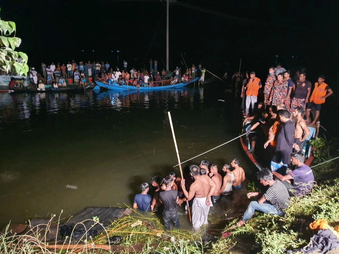 Equipos de rescate improvisaron búsqueda de las víctimas del choque de barcos en la ciudad de Bijoynagar, el 27 de agosto de 2021. Foto Afp