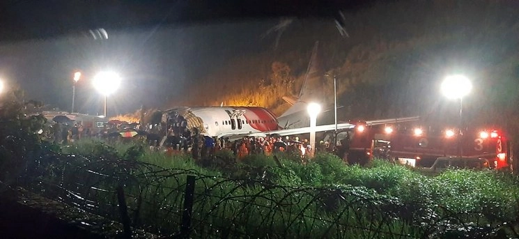 Un avión de Air India Express con 191 personas a bordo se estrelló el viernes en Calcuta, India. Foto Ap