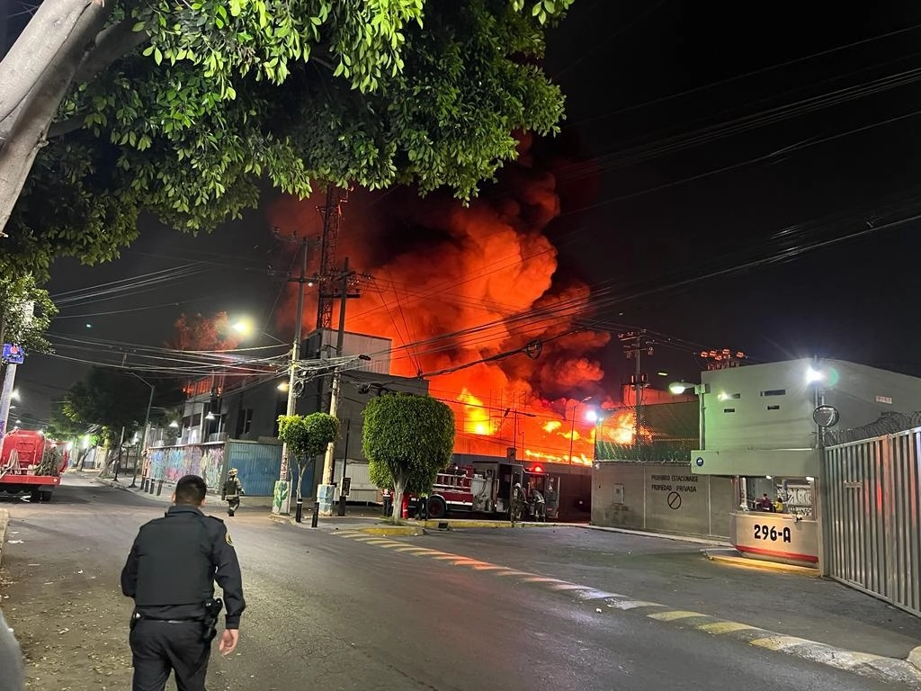 Incendio de la fábrica de aerosoles y pinturas Locttite durante la madrugada del sábado, alcaldía Iztapalapa. Foto Alejandro Pavón