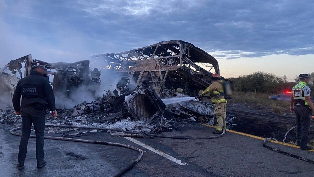 Varios de los fallecidos quedaron calcinados, mientras que los heridos fueron trasladados a hospitales de la región, en Sinaloa, el 30 de enero de 2024. Foto tomada de X @GN_Carreteras

