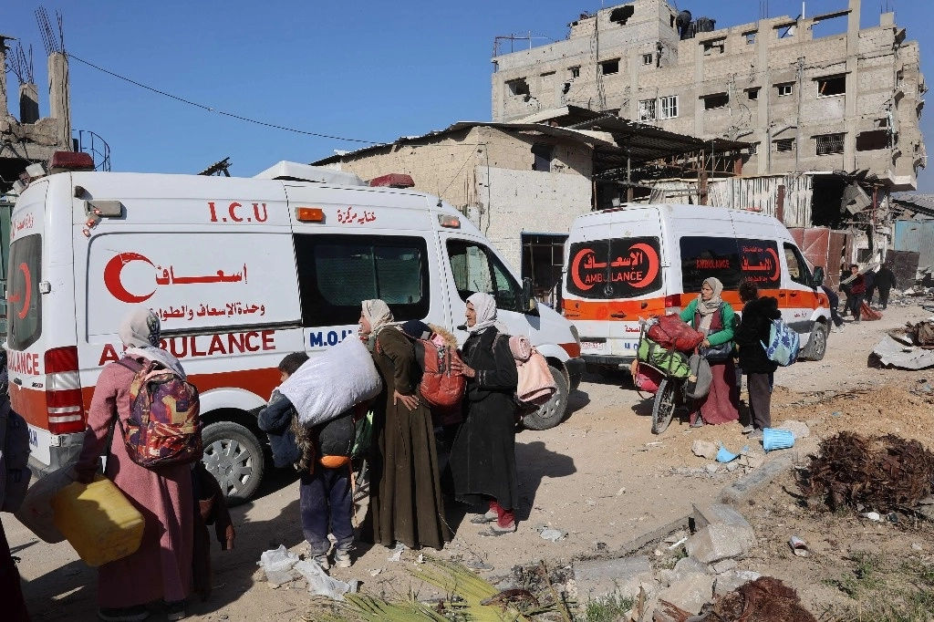 Ambulancias transportan a palestinos heridos por ataques israelíes en la carretera de Salah al-Din en Jabalia, en el norte de la Franja de Gaza, el 4 de diciembre de 2024. Foto Afp
