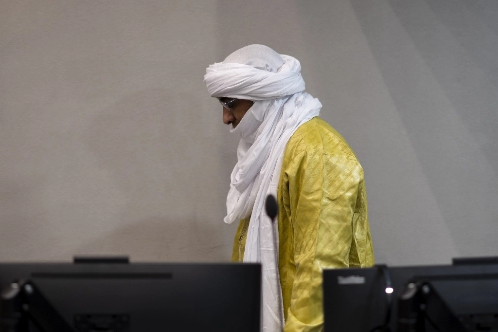 Al Hassan Ag Abdoul Aziz, acusado de desempeñar un papel clave para insurgentes de Al Qaeda que operan en Malí, durante un juicio en La Haya. Foto Ap 