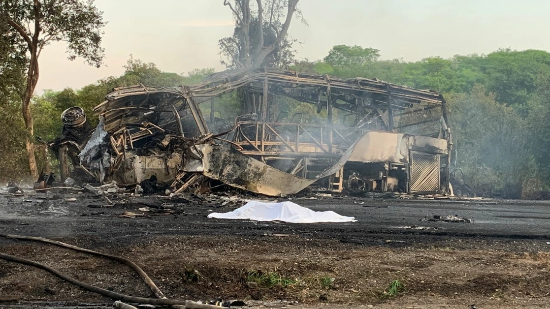 El autobús de pasajeros se incendió luego de impactarse con un autotanque de la pipa en el kilómetro 67 de la autopista México-Laredo, en Tamaulipas. Foto ‘La Jornada’